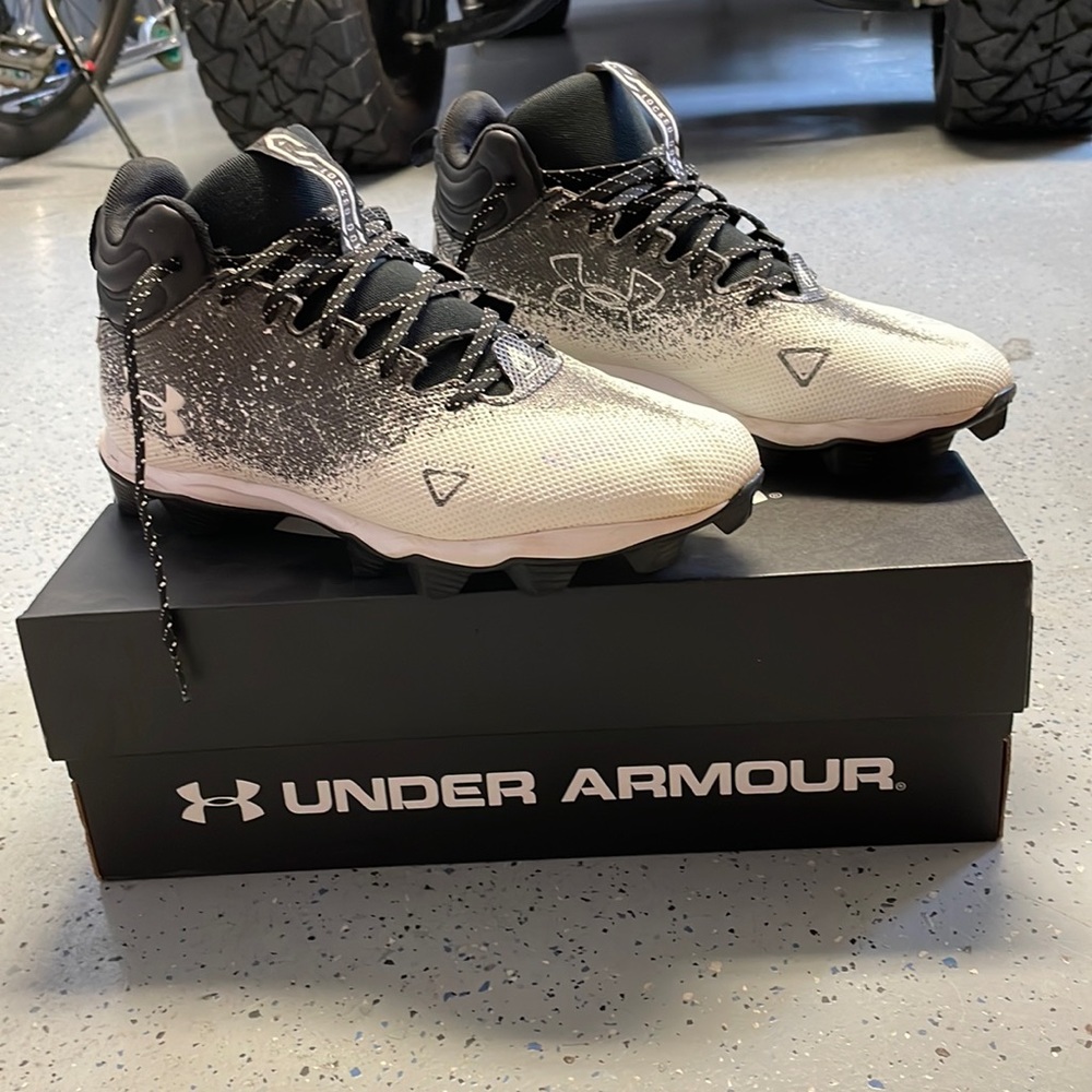 Mens 10.5 WIDE underarmour football cleats